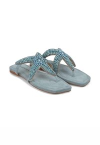 Infradito in suede blu cielo con cinturini a forma di stella marina adornati con strass blu chiaro, dotati di suola piatta e design aperto sulla punta.