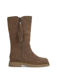 Brązowy zamszowy but do kolan z pionowymi zdobieniami z ćwieków, bocznym zamkiem błyskawicznym i detalem w postaci frędzla. Solidna gumowa podeszwa zapewniająca dobrą przyczepność.