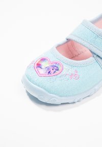 Helles Blaues Textilschuh mit strukturierter Oberfläche, ausgestattet mit einem rosa Innenfutter und einem Einhorn-Herz-Graphic auf der Zehe. Gummisohle.