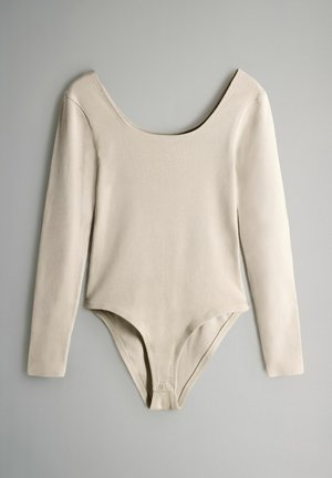 Béžové body s dlouhým rukávem, kulatým výstřihem, žebrovanou texturou a zapínáním na druky ve spodní části. Hladký, přiléhavý střih.
