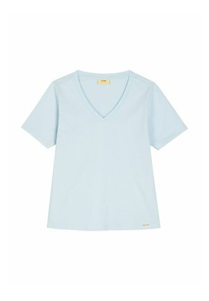 Jasnoniebieski krótki t-shirt z dekoltem w serek i małą metką marki przy dolnym brzegu na białym tle.