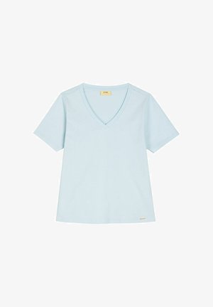 Jasnoniebieski krótki t-shirt z dekoltem w serek i małą metką marki przy dolnym brzegu na białym tle.