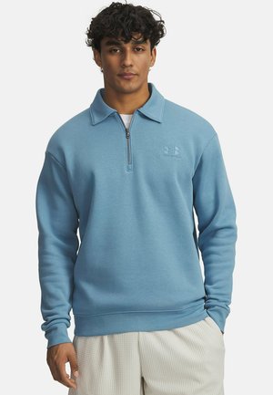 Lyseblå pullover sweatshirt med lynlås i kraven, lavet af blødt materiale. Har et subtilt logo på brystet og ribbede manchetter.