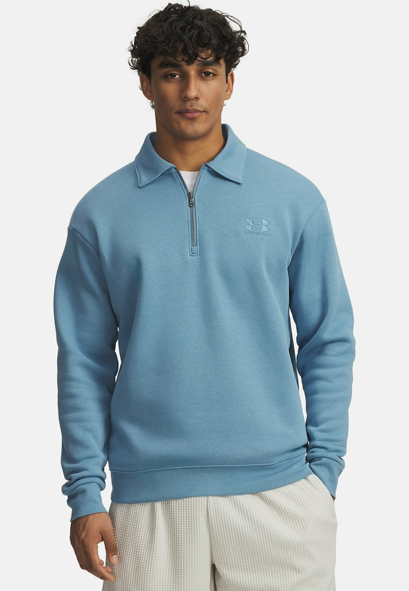 Felpa leggera azzurra con colletto a zip, realizzata in materiale morbido. Presenta un logo discreto sul petto e polsini a coste.
