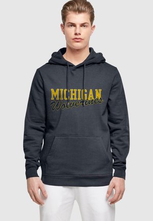 Dunkelgrauer Hoodie mit Kängurutasche, auf der Vorderseite mit "MICHIGAN Wolverines" in fetten gelben und marineblauen Buchstaben bedruckt. Weicher Stoff.