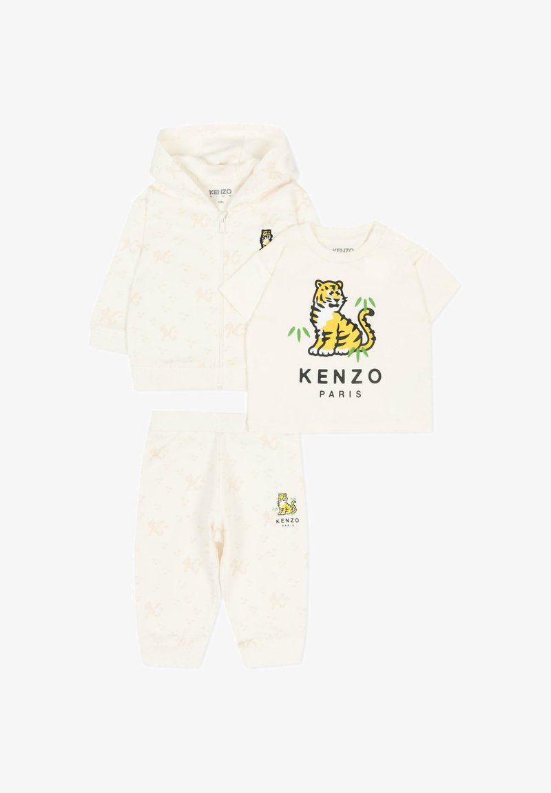 Drie-delig crèmekleurig kinderoutfit met tijgerillustratie, bestaande uit een gewatteerd jack met capuchon, een T-shirt met korte mouwen en een broek met Kenzo Paris branding.