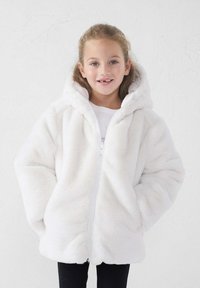 Chaqueta de piel sintética blanca con capucha, con cremallera frontal y un corte holgado. Textura suave, diseño casual y sin patrones visibles.