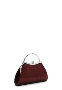 Pochette de soirée texturée rouge foncé brillante avec cadre métallique argenté, poignée supérieure et fermoir décoratif sur fond blanc.