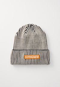 Gebreide muts met ribbelstructuur in grijs en zwarte strepen, met een oranje rechthoekig logo-opdruk aan de voorkant.