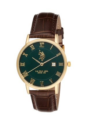 Montre-bracelet classique avec boîtier doré, cadran vert foncé, chiffres romains dorés, bracelet en cuir marron, guichet date et logo U.S. Polo Assn. au centre.