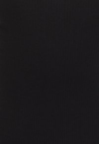 Tela negra estriada con una textura suave, que presenta líneas verticales y una forma ajustada, ideal para combinar en capas o usar sola.