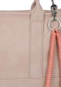 Roze nepleer handtas met twee bovenhandvaten, een zilveren hardware ring en een koraal gekleurde textuurriem. Gladde afwerking met minimale stiksels.