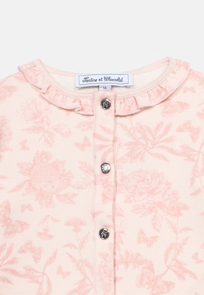 Morbidino capo per bambini rosa con motivi floreali e farfalle, colletto arricciato e tre bottoni automatici d'argento sulla parte anteriore.