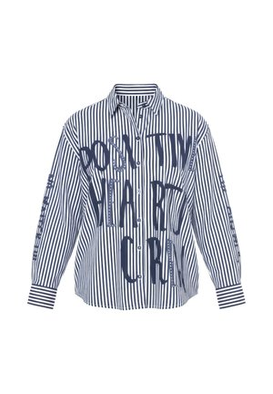 Maglietta a maniche lunghe a righe blu navy e bianco, con testo in grassetto sul davanti. Design con bottoni, colletto classico e maniche con polsini.