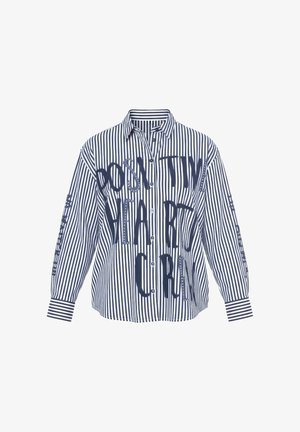 Gestreept shirt met lange mouwen in marineblauw en wit, met vetgedrukte tekst op de voorkant. Knopsluiting met een klassieke kraag en omgeslagen mouwen.