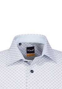 Camicia button-up azzurra chiara con motivo floreale. Tessuto in misto cotone, vestibilità moderna, con colletto a contrasto e bottone blu navy.