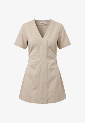 Beige korte mouwen jurk met V-hals, getailleerde taille en verticale naaddetails aan de voorkant.