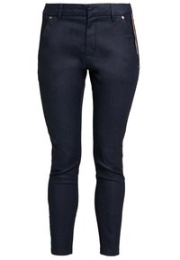 Pantalones ajustados de un azul oscuro, confeccionados en una tela texturizada. Cuentan con cremalleras laterales y sutiles acentos metálicos. Talle estándar con pasadores para cinturón.