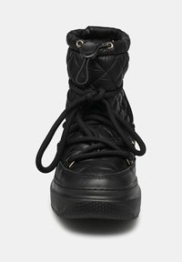 Schwarze gesteppte Wanderschuhe verfügen über einen hohen Schaft, strukturiertes Leder, goldfarbene Beschläge, dicke Schnürsenkel und eine robuste Gummisohle.