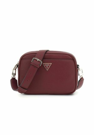 Sac à bandoulière en cuir bordeaux avec un logo triangulaire argenté, une sangle ajustable, une finition texturée et une fermeture éclair. Forme rectangulaire compacte.