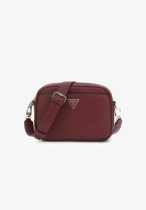 Sac à bandoulière en cuir bordeaux avec un logo triangulaire argenté, une sangle ajustable, une finition texturée et une fermeture éclair. Forme rectangulaire compacte.