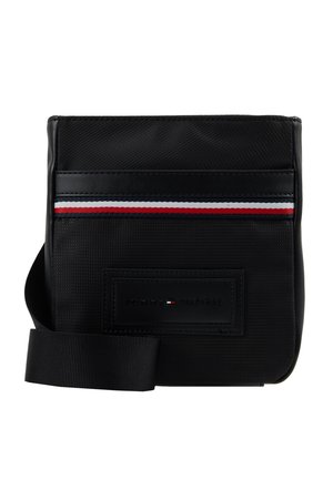 Czarna torba na ramię z regulowanym paskiem, zdobiona poziomym paskiem w kolorach czerwonym, białym i niebieskim oraz naszywką z logo Tommy Hilfiger.