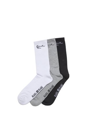 Három pár legénységi zokni fehér, szürke és fekete színben, mindegyiken "KARL KANI" márkajelzés és egy kis logó található a mandzsetta közelében.