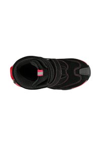 Zwarte suède hoge sneakers met roze accenten, met een gevoerde kraag, gestikte details en rubberen zool. Bovenaanzicht.