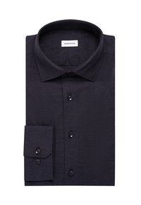 Camicia da uomo abbottonata a maniche lunghe di colore blu navy scuro, piegata, con colletto alla francese e polsino con doppio bottone.