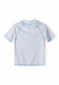 Vit rash guard med kort ärm och ljusblå sömmar och detaljer. Slätt, elastiskt material med hög krage och platta sömmar.
