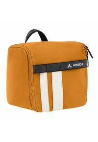 Bolsa de tela naranja con forma rectangular, con un zipper negro, rayas blancas y un asa superior etiquetada "VAUDE."