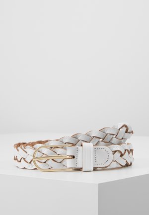 Cinturón blanco trenzado de cuero con una hebilla de metal dorada, exhibido enroscado sobre una superficie blanca contra un fondo liso.