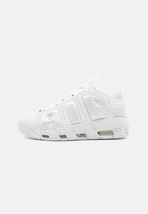 Witte sportschoen met een bovenwerk van mesh, rubberen zool, luchtkussens en een kenmerkend paneelontwerp met geperforeerde accenten.