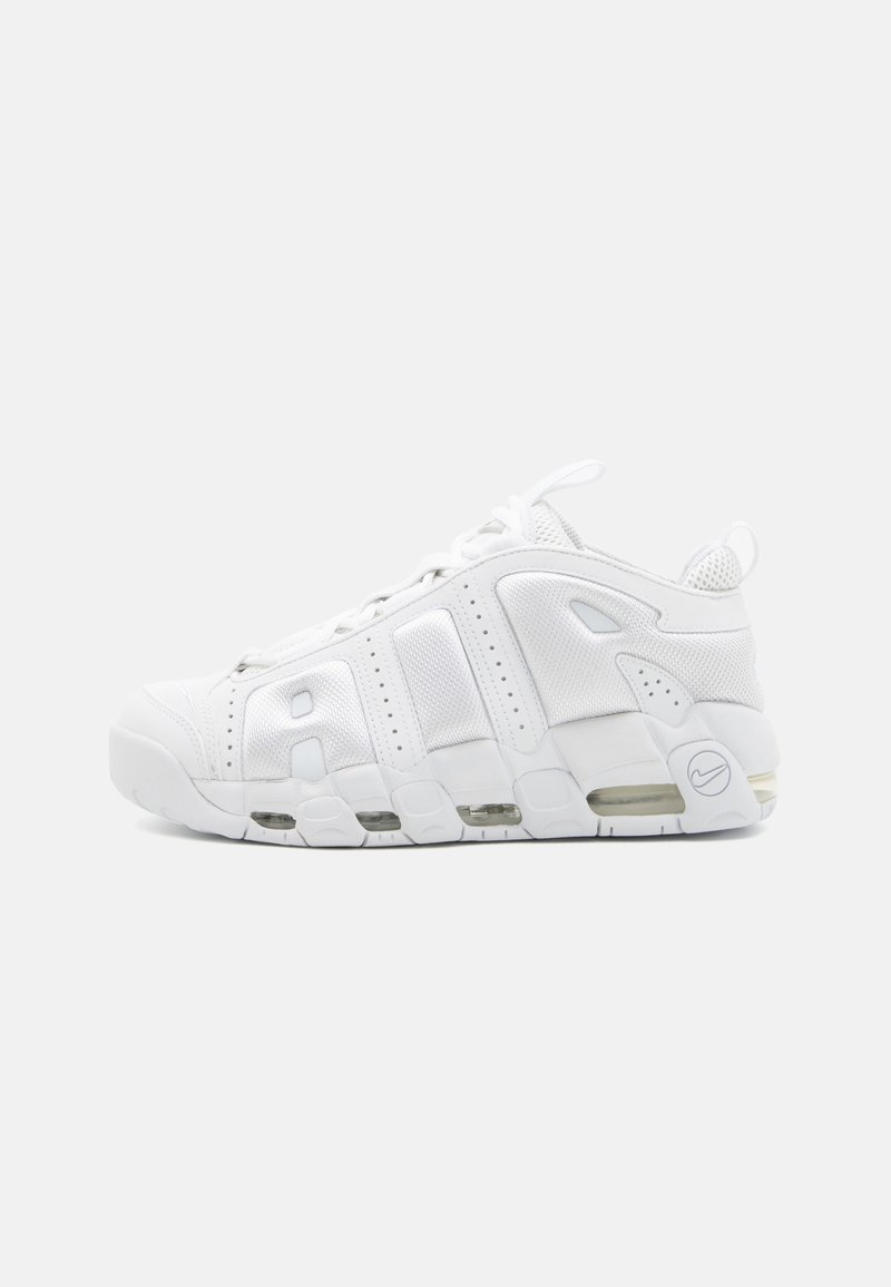 Λευκό αθλητικό παπούτσι με διχτυωτό επάνω μέρος, καουτσούκ σόλα, αερόσουστες και διακριτό σχέδιο πάνελ με διατρημένα στοιχεία.