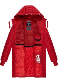 Veste matelassée rouge avec une capuche, doublée de doux fourrure. Les caractéristiques incluent une texture matelassée, des poches intérieures et un logo sur le devant.