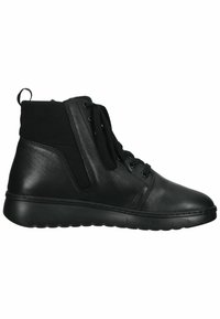 Botines negros con exterior de cuero y panel de elastómero, que presentan cordones en la parte frontal y una suela de goma gruesa y texturizada.