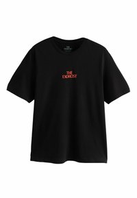 Melnas kokvilnas T-krekls ar īsām piedurknēm un apaļu kakla izgriezumu. Priekšpusē centrā ir teksts "IZSVIEDĒJS" sarkanā krāsā.