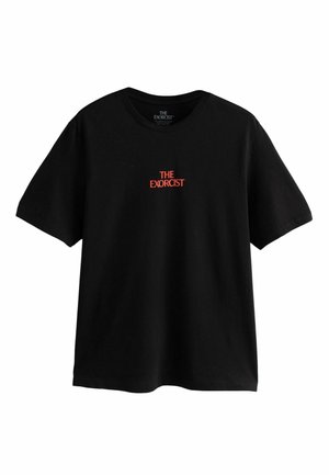 Juodas medvilninis marškinėlis trumpomis rankovėmis ir apvalia iškirpte. Priekyje centre yra užrašas "ISRAĘ PIUO KLAUSAS" raudona spalva.