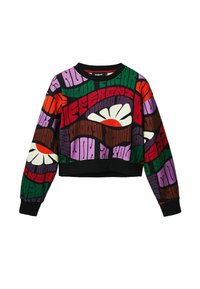 Multifarvet cropped sweater med dristige tekstmønstre i lilla, grøn, rød og sort, med en stor hvid blomstergrafik på forsiden.