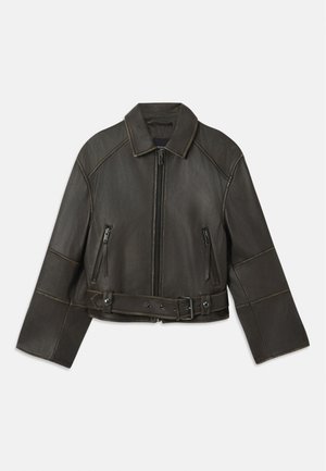 Zwarte leren cropped jack met een kraag, ritsluiting, twee ritszakken en een riem in de taille met verstelbare drukknopen en stikdetails.