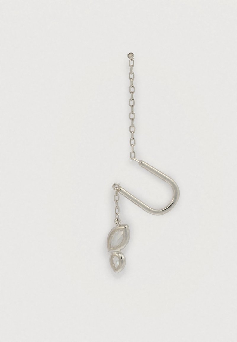 Ezüst fém fülbevaló U-alakú kampóval, lánc kapcsolattal és két polírozott csepp formájú díszítéssel, egyik nagyobb a másiknál.