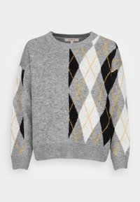 Grauer Pullover mit Rundhalsausschnitt. Verfügt über ein Argyle-Muster in Weiß, Schwarz und Gelb. Sanfte Textur, lockere Passform, lange Ärmel.