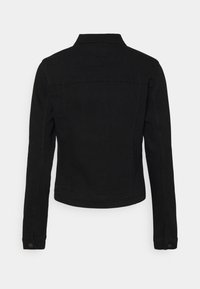 Giacca di jeans nera, design aderente, maniche lunghe con polsini abbottonati, collare classico e dettagli con cucitura sul dietro.