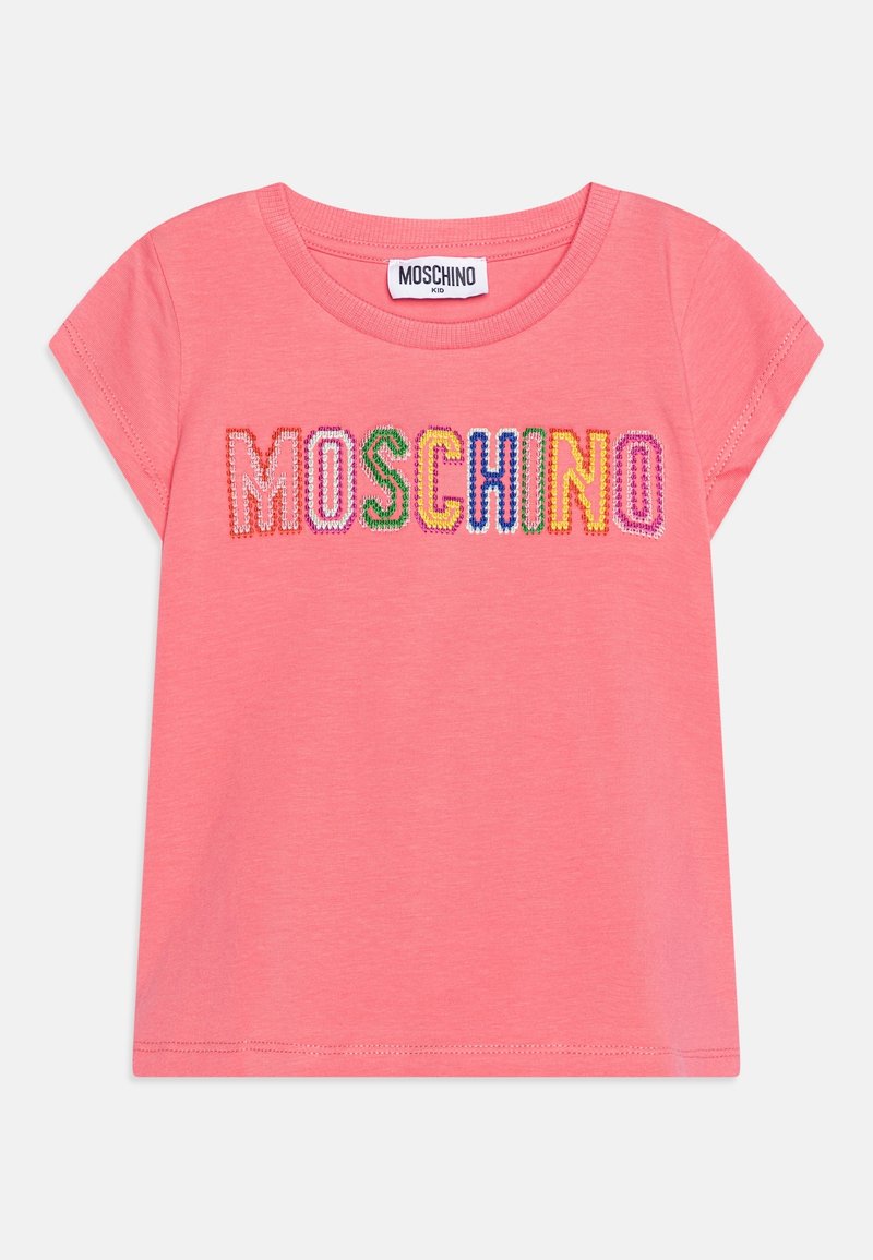 Różowa koszulka z krótkim rękawem o okrągłym dekolcie. Posiada kolorowy napis "MOSCHINO" w zabawnym kroju, wykonana z miękkiego materiału.