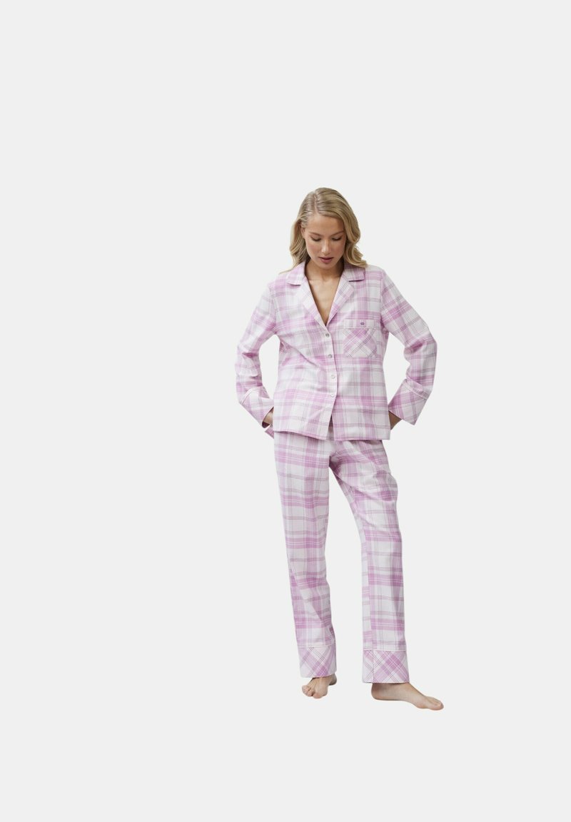 Set di pigiama a quadri rosa e bianchi composto da una giacca con bottoni e colletto a punte e pantaloni dritti coordinati. Tessuto di cotone con una consistenza morbida.