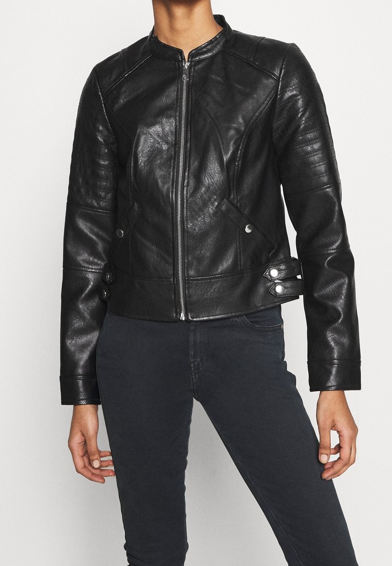 Schwarze Lederjacke mit Reißverschluss vorne, Druckknopfdetails, gerippten Einsätzen an den Ärmeln und einem runden Kragen. Enganliegende Silhouette.