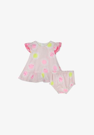 Conjunto de vestido floral rosa con mangas rizadas, que presenta soles sonrientes y margaritas. Incluye braguitas a juego con cintura y puños elásticos.