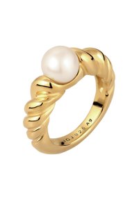 Bague à bande torsadée en or avec une perle blanche centrale. Texture lisse avec une finition polie. Marques "JGJ 925 AG" à l'intérieur de la bande.