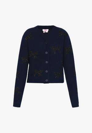 Mornarsko plavi kardigan s gumbima, s crnim sjajnim uzorcima mašna. Napravljen od mekog materijala; dizajn je pripijen, dugih rukava i okruglog dekoltea.