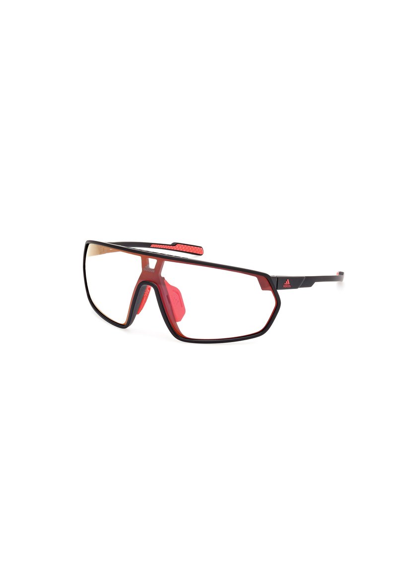 Okulary sportowe z czarną i czerwoną ramą. Posiadają owiewający design, przyciemniane soczewki oraz gumowe podkładki na nos dla lepszego chwytu.